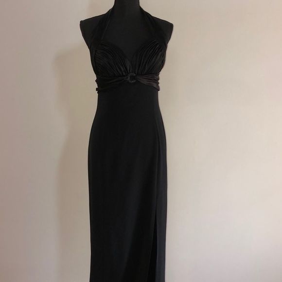 Stunning halter gown - Picture 3 of 8